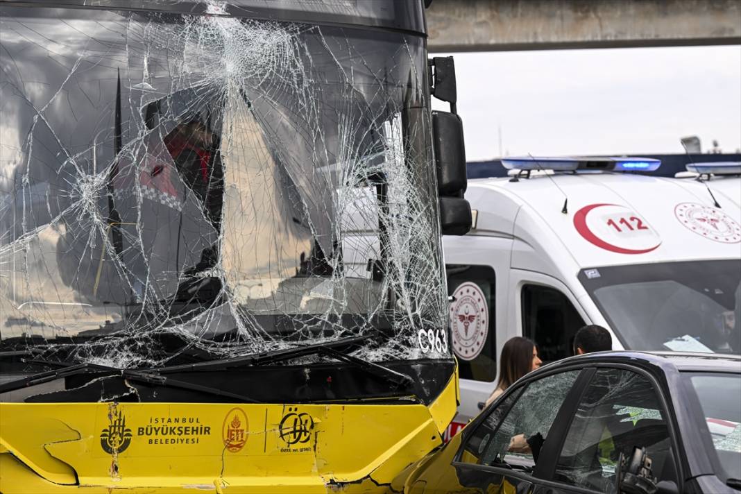 Motosikletliyle kavga eden otobüsün şoförü durağa daldı! 1 kişi öldü 4 kişi yaralı 1
